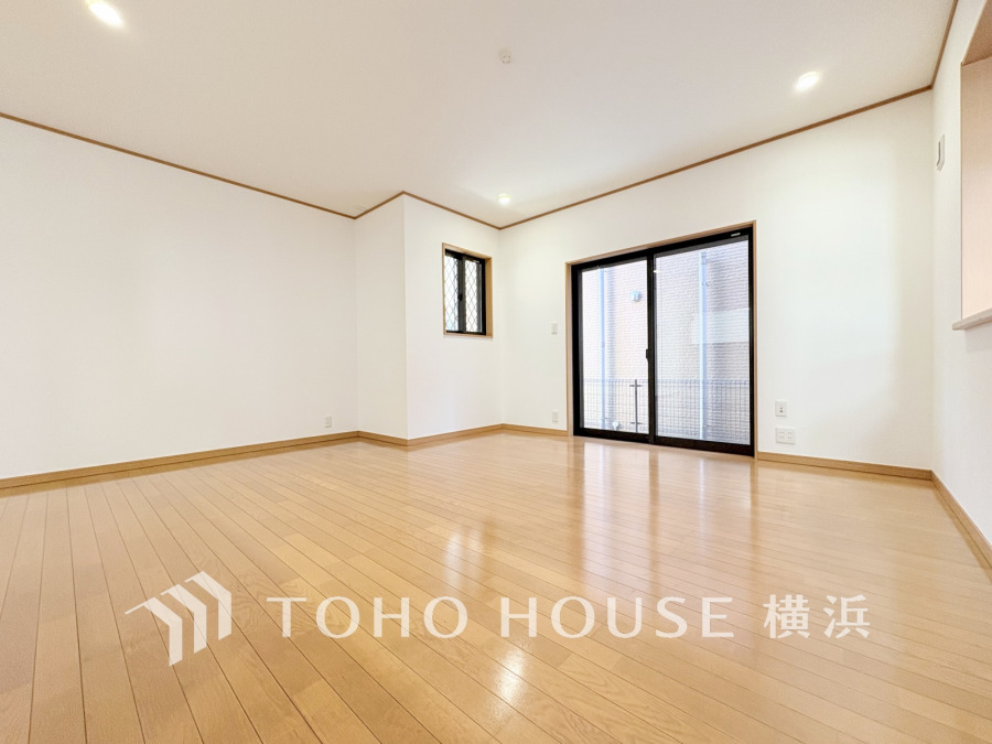 柔らかな色合いのフローリングと清潔感の溢れるクロスが明るい空間を創り出しているリビングダイニング。憩いの場に相応しく、ここで楽しむ家族の時間が絆をより深めてくれそうです