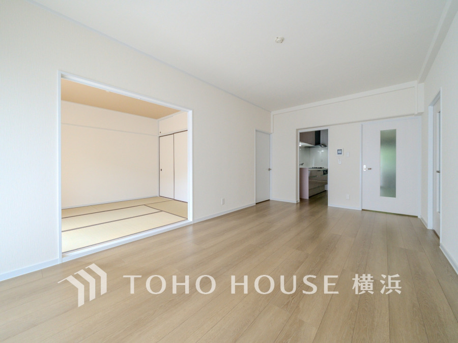 リビングは、家族と共有する生活圏。和室が隣接しており、明るく開放的な居住空間を提供します

