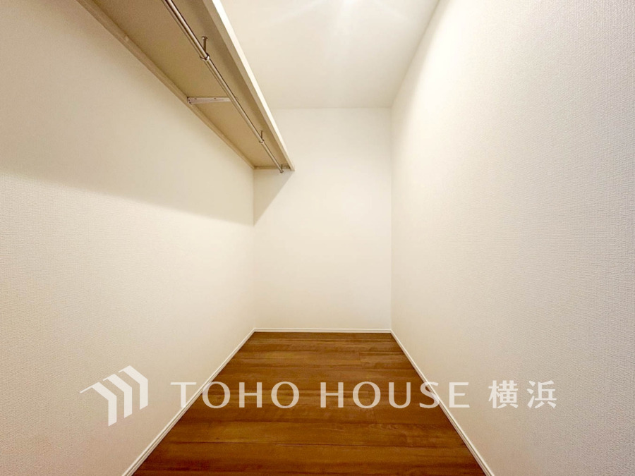 収納力抜群のウォークインクローゼット。すっきりと整理できる広々空間で快適な収納を実現します。