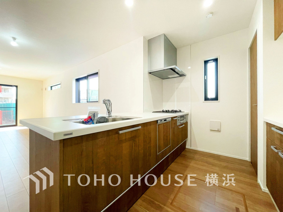 広く取られた対面キッチンは、リビングで寛ぐご家族と会話をしながらお料理が出来ます。高級感のあるカラーで空間をより上質な雰囲気にした、清潔感のあるデザインです。