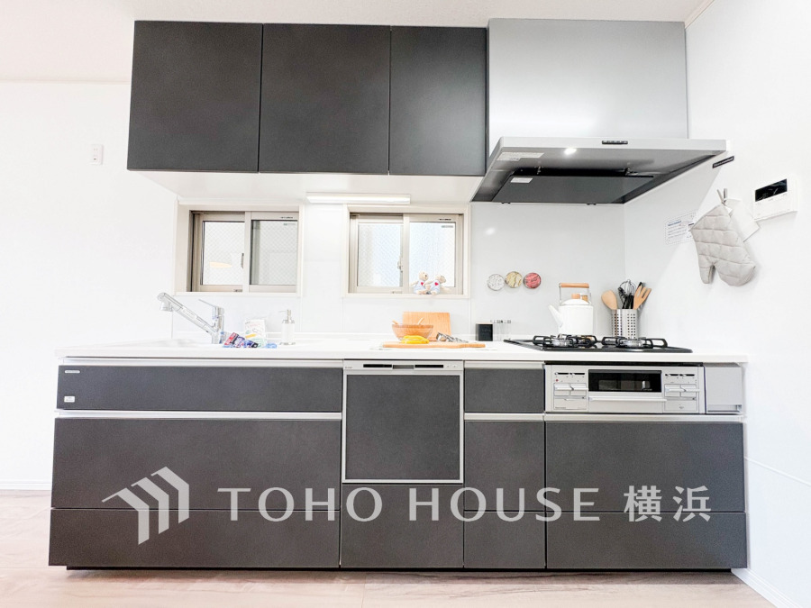 使い勝手の良い設備のキッチンで効率よくお料理もできます。食する料理に家族が舌鼓を打ち自然と笑いが絶えない空気感がそこに広がります。自慢の腕をふるってください。