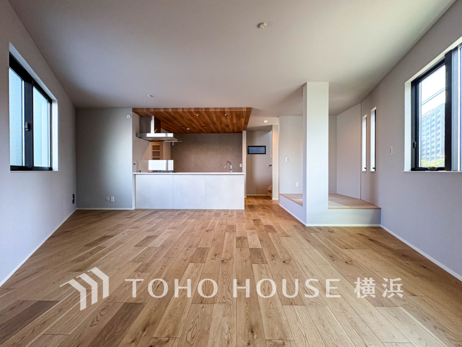 ここにはみんなが集い、食事と楽しい会話が始まる。話に夢中になりすぎて、ついつい時を忘れてしまう。そんな束の間の幸せを感じさせてくれる場所。