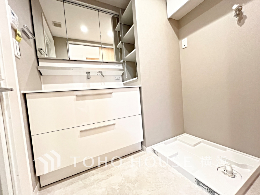 新規交換された洗面化粧台は美しく使いやすい機能が備えられています。