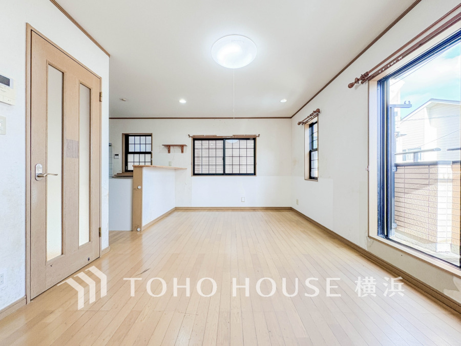 大きな窓から自然光が差し込む明るいリビング。シンプルな内装で自由にアレンジ可能な空間です。