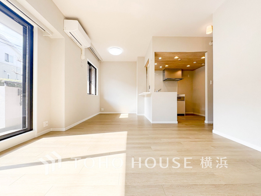 広々としたリビングダイニングは、ナチュラルでモダンな内装。落ち着いた雰囲気に包まれて、伸びやかな空間の中で、ゆったりと家族団らんのひとときを過ごせます。