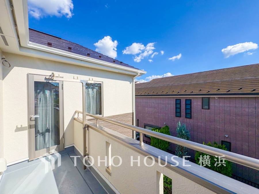 気持ちのいい空が見渡せるバルコニー。爽やかな風を感じて、心躍る素敵な暮らしがはじまります。