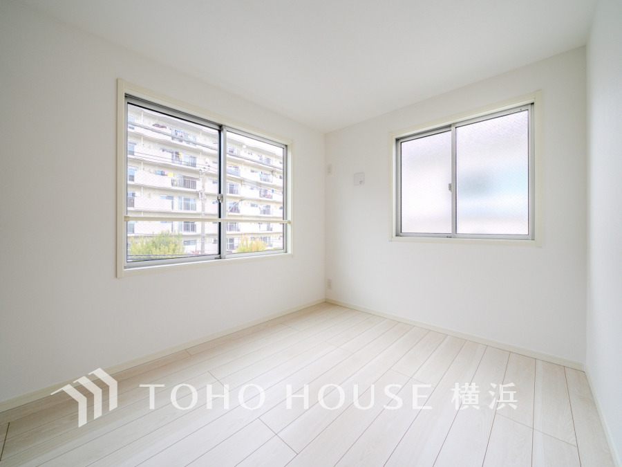 ひとりの時間をゆったり過ごしたり、静かな環境で趣味に打ち込んだり、自分時間を快適に過ごすプライベートルーム。大きな窓で彩られた空間は、心地よい風と伸びやかな眺めを愉しむ特等席に。