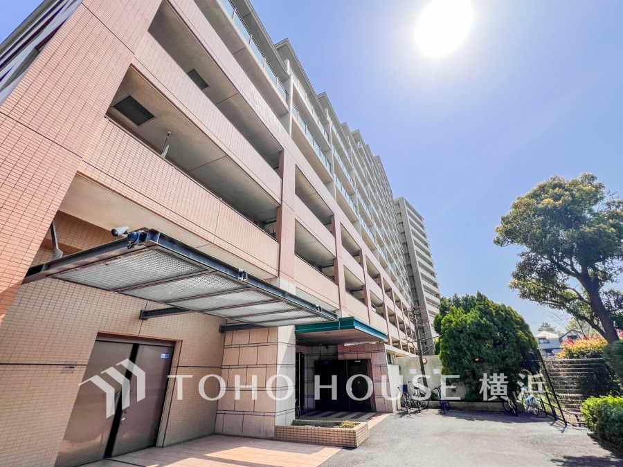 穏やかな風と陽光を導き、プライバシーに配慮された設計プランを採用し、居住性を一段と心地よいものにしています。周辺環境とのコラボレーションにより明るく開放的な空間を演出。
