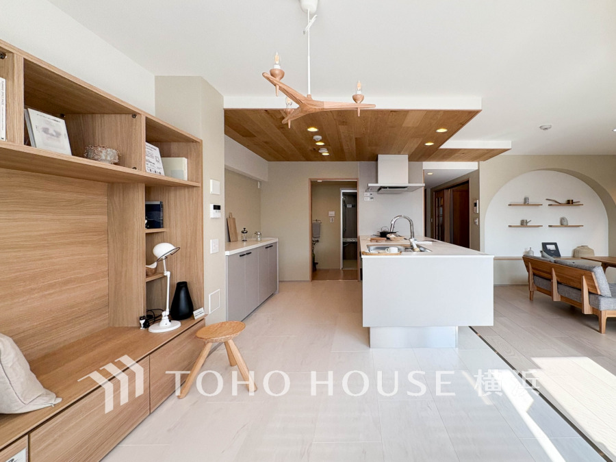 家族みんなが爽やかに健やかに過ごせるように、溢れる光をたっぷり取り込んだリビングダイニング。集いの場、憩いの場としての快適性を求めたやすらぎの空間です。