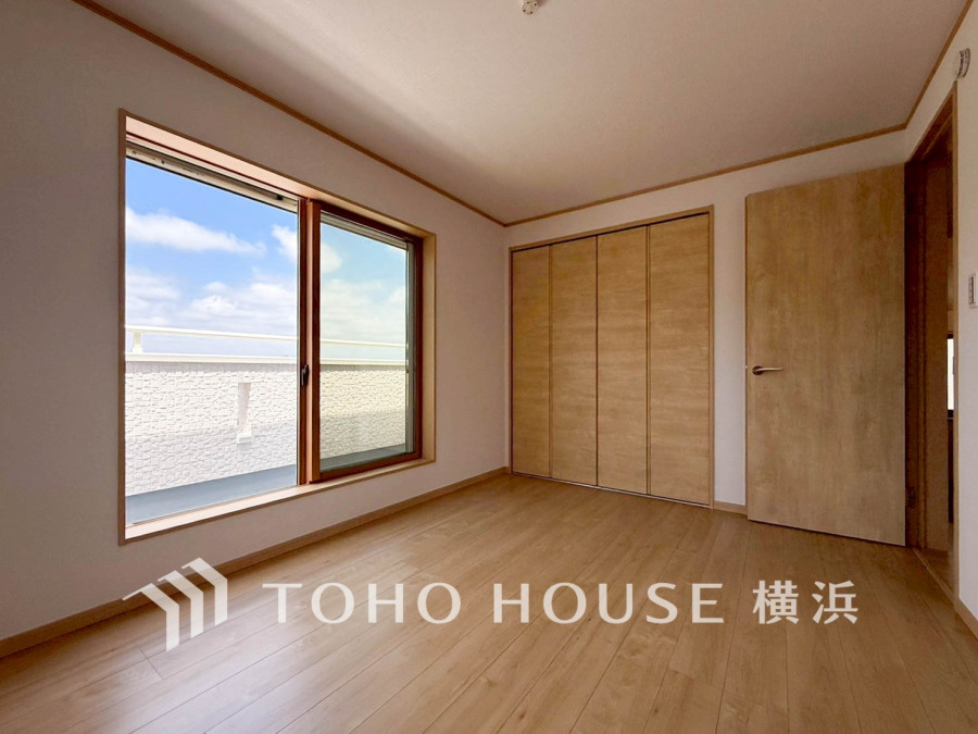 大きな窓からたっぷりと陽光が注がれる明るい空間。家族の成長に対応できる永住仕様の間取り。一日の疲れをいやしてくれる主寝室。時を忘れて過ごす場所として過ごせるお部屋。