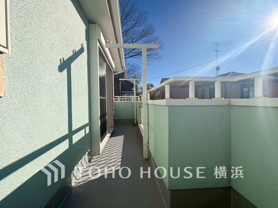 暮らしの中で光と風を演出してくれるバルコニー、見事なまでの開放的な空間を演出しながら、プライベート性も確保された空間は我が家の自慢。