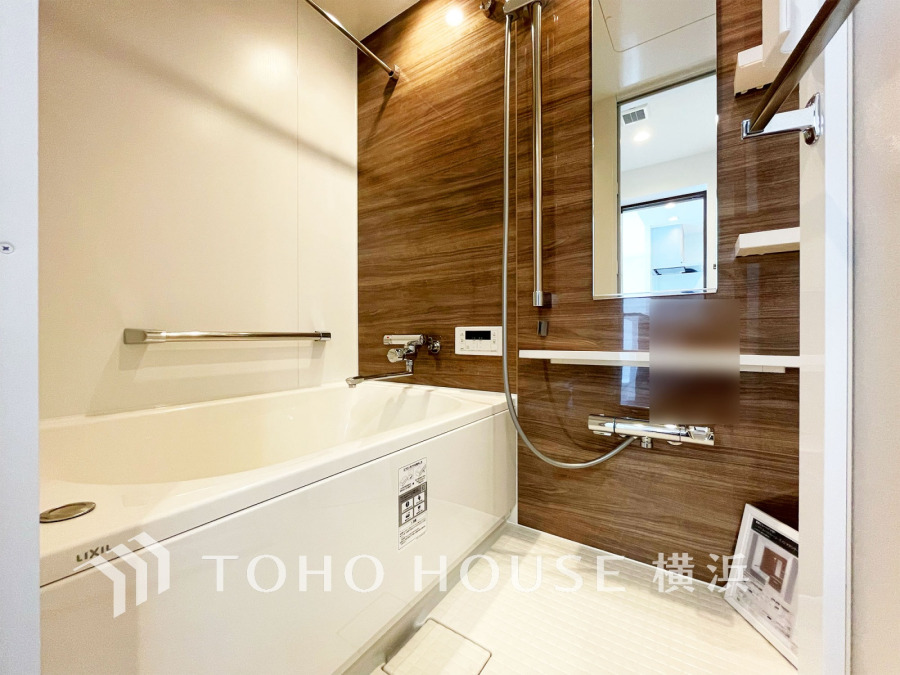 木目調パネルが温かみを演出する、清潔感あふれるバスルーム。快適なバスタイムを叶えます。