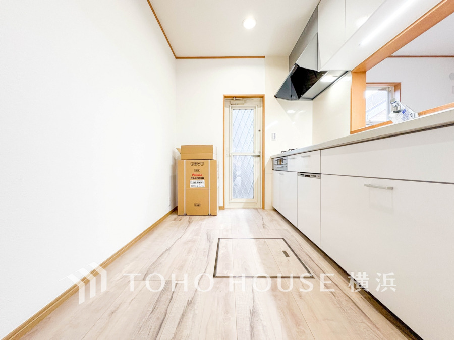 手元の収納から、足元の収納までが全てスライド式で、奥のスペースまで有効に活用できます。奥まで上から見渡せるので、たまにしか使わない調理器具もサッと取出せます。