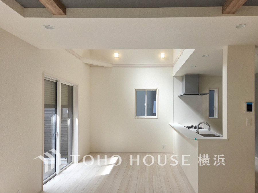 その邸が魅せる、気品・上質・重厚感・極細やかさ、そのすべては訪れた者に安らぎと品性を与える特別な空間です。ここに住むからこそ意味がある。すべての（始まり）をここから迎えます（家具はAI加工）