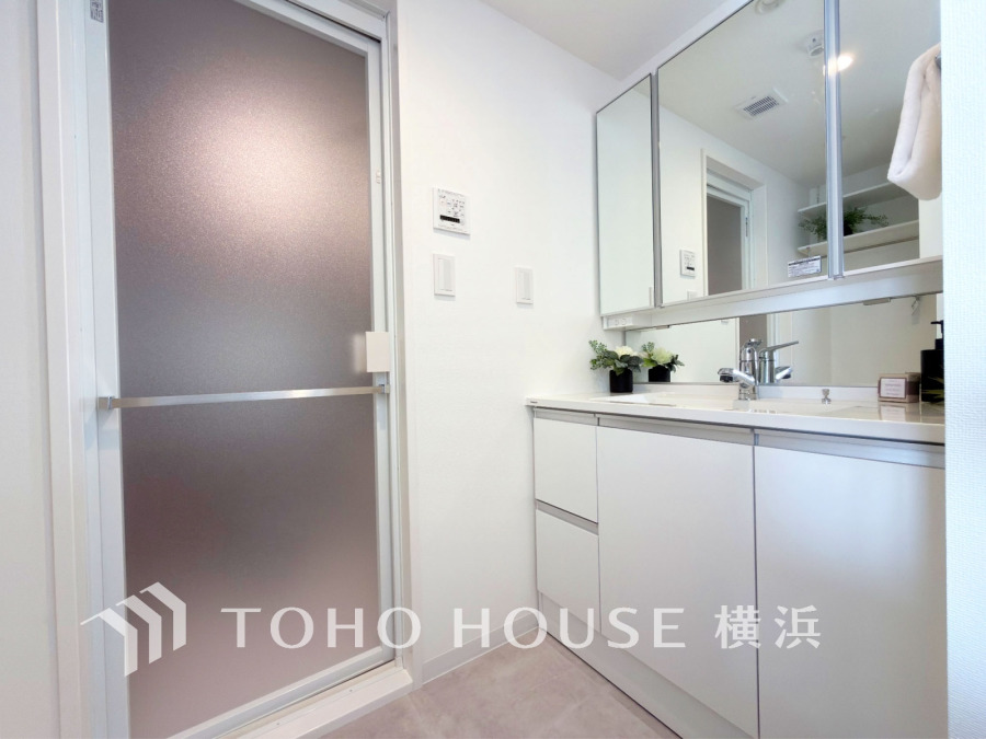 清潔感あふれるホワイト基調の洗面室。大容量収納と大きな鏡で毎日の身支度も快適にサポートします。