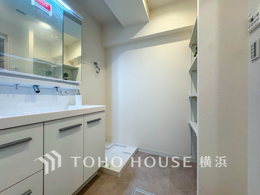 新規交換された洗面化粧台は美しく使いやすい機能が備えられています。