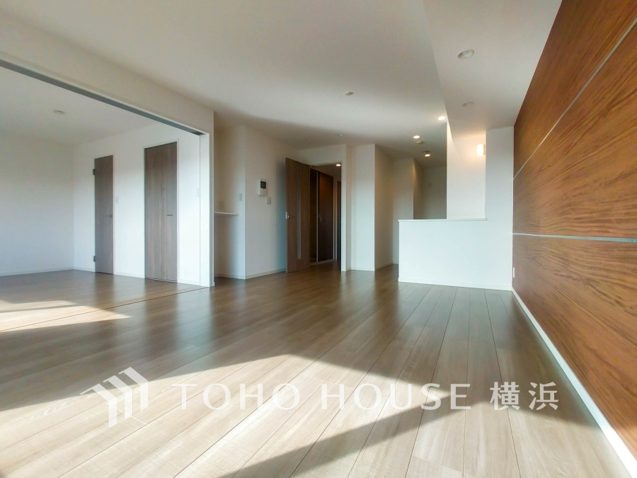 明るく開放的な空間が広がるLDK。室内には豊かな陽光が注ぎ込み、爽やかな住空間を演出。
