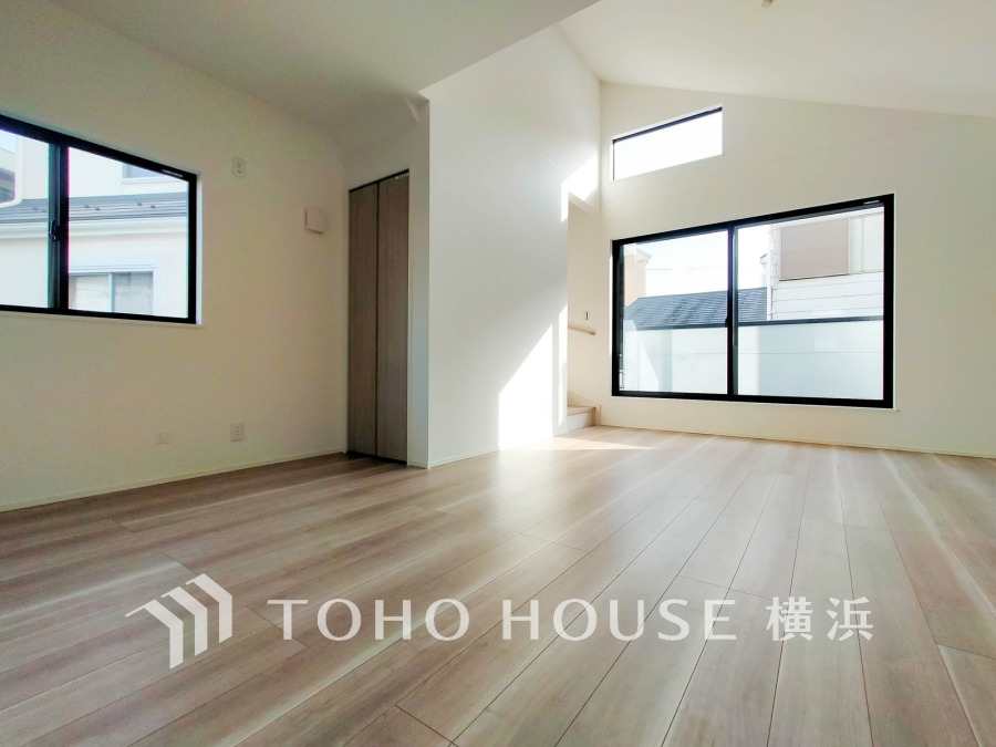 開放的な吹き抜け空間は大きな窓から光が差し込む明るい空間です
