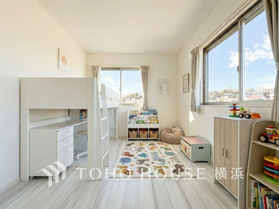 明るい自然光が差し込む子供部屋。収納豊富で遊びと学びの両方に最適な空間です。（家具・装飾品はAI加工です）