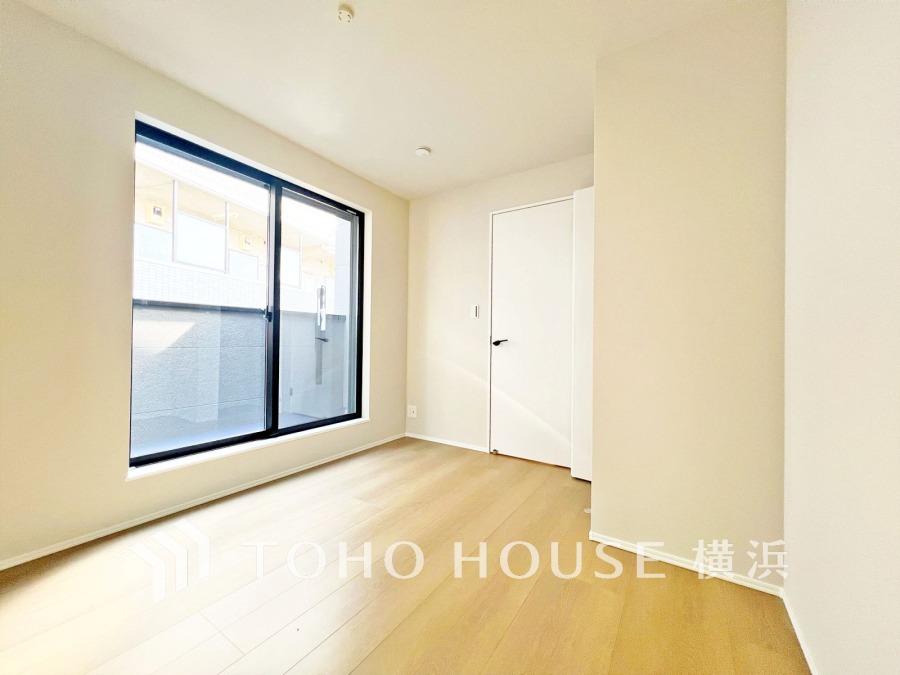 大きな窓からたっぷりの陽射しが注ぎ込む明るい洋室。クローゼットも設置済みです。
