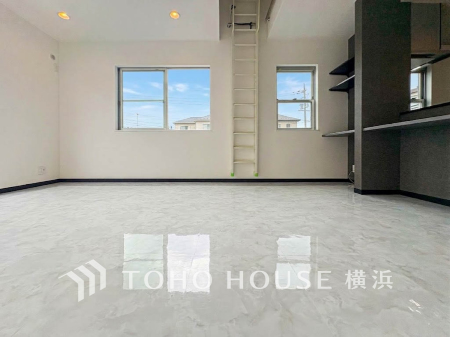 明るく開放的な空間が広がるLDK。室内には豊かな陽光が注ぎ込み、爽やかな住空間を演出。
