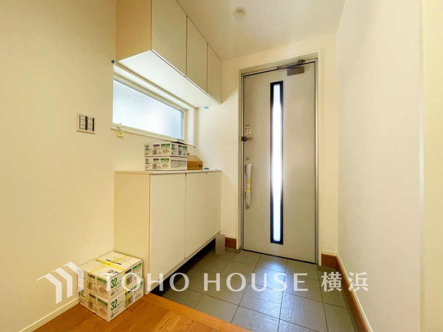 開放感のある玄関ホール。帰り着くとホッと落ち着けるような色合いのデザインで、爽やかさを感じられる空間に仕上げました。ここに住まう幸せをいつも感じてしまいそうな空間。