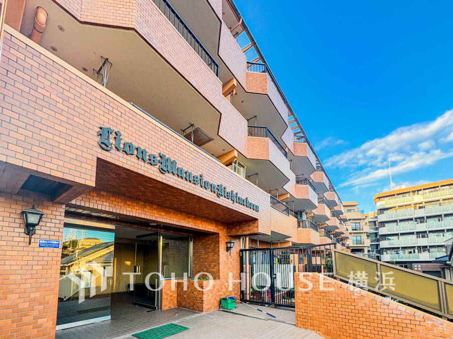 爽やかな青空の下に贅沢なほどに降り注ぐ陽光、豊かな居住性と、クオリティが見事に調和した住空間は、住まうことの喜びを感じさせてくれます。