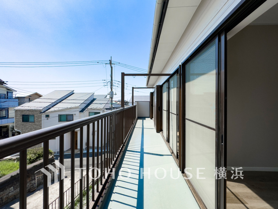 2階の3部屋にまたがるワイドスパンバルコニーは陽当たり良好の南向き。