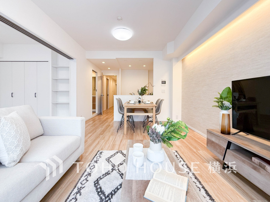 家族みんなが爽やかに健やかに過ごせるように、溢れる光をたっぷり取り込んだリビングダイニング。集いの場、憩いの場としての快適性を求めたやすらぎの空間です。