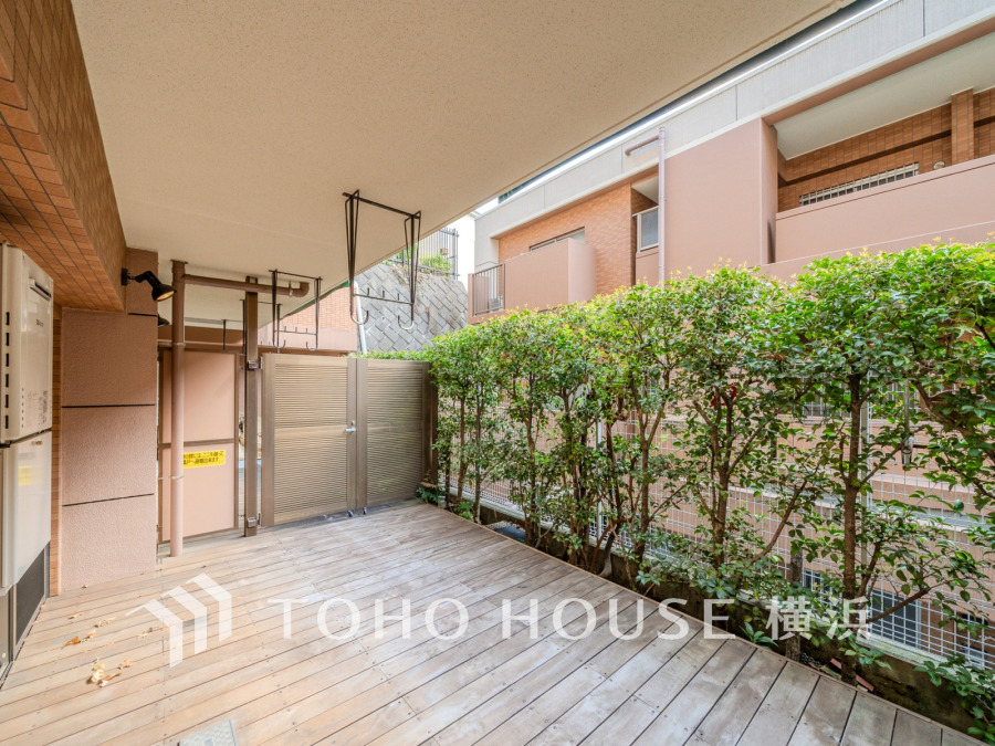 戸建感覚のゆったりとした空間。毎日の暮らしの中に癒しを与えてくれるテラス&お庭スペース。小さなお子様の遊び場やガーデニングを楽しんだり、テーブルとイスを出して寛いだり、楽しみ方が広がります。