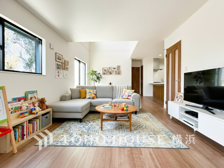 明るく開放的なリビングは家族の憩いの場。20帖の広々とした空間です。（家具・装飾品はAI加工です）