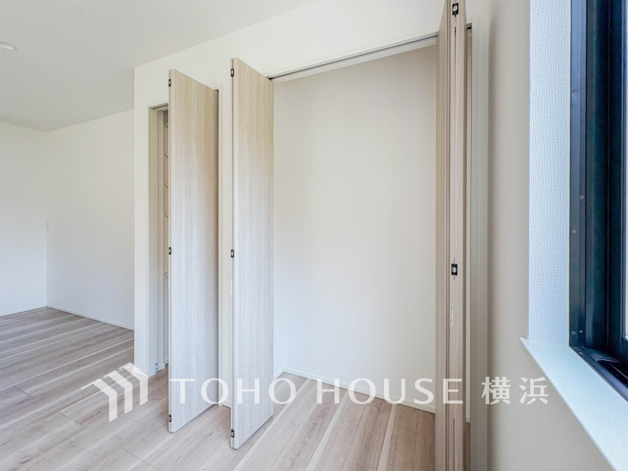 たっぷりの収納を備えた洋室。プライベートな自分時間を快適に過ごせるお部屋です。
