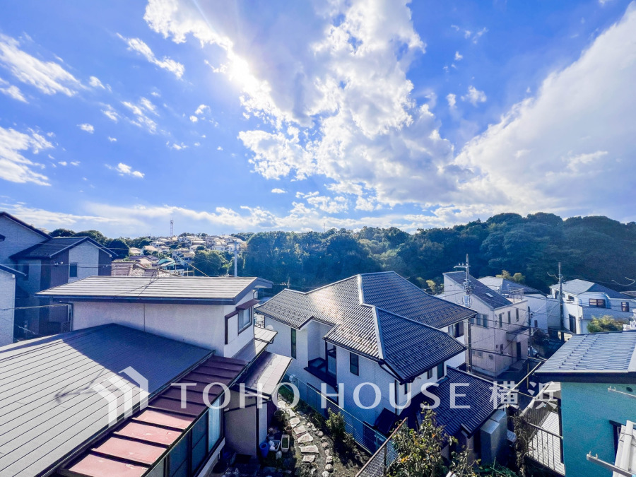 伸びやかな景色が広がる眺望に、心も体もパワーがみなぎる。忙しい日常を忘れ去り、ほっと一息つく時間。青い空がより青く・広く感じられる、そんな環境に包まれたお住まいです。