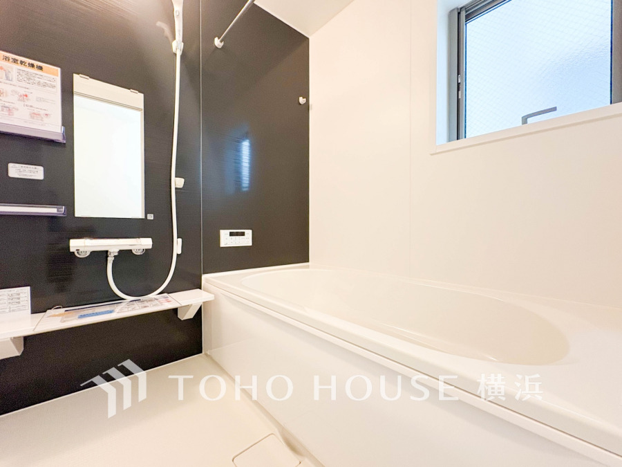 掃除のしやすさ・収納の便利さなど、おふろを使う人、お手入れする人、みんなにとっての「しあわせ性能」を追求したバスルームを採用いたしました。