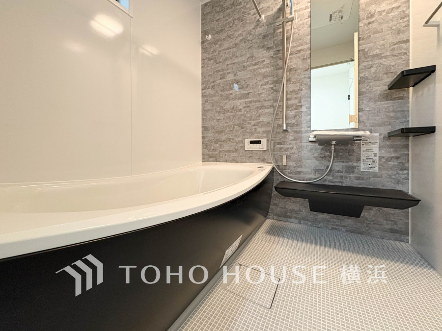 スタイリッシュなタイル壁が目を引く浴室。ゆったりとしたバスタブとシャワーで、一日の疲れを癒やし、家族のバスタイムを快適に過ごせます。