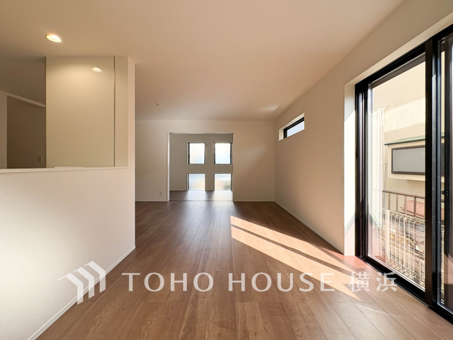 家族と過ごすひと時を溢れる光が優しく包み込むリビングダイニング。家族とともに、心穏やかに過ごすひととき。家族との時間、自分の時間を大切にできる空間がここにあります。