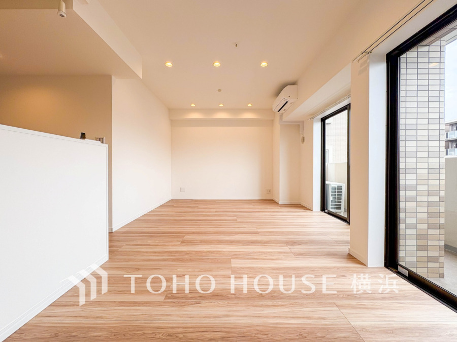 柔らかな色合いのフローリングと清潔感の溢れるクロスが明るい空間を創り出しているリビングダイニング。憩いの場に相応しく、ここで楽しむ家族の時間が絆をより深めてくれそうです。