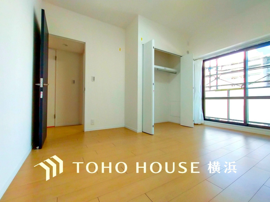 大きな窓からたっぷり光が差し込む明るい洋室。収納スペースも充実し、快適な住空間を実現しています。