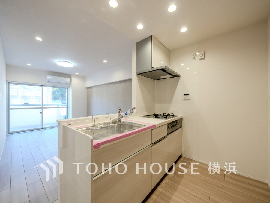 機能性とデザイン性を兼ね備えたシステムキッチン。リビングとの一体感も考慮され、美しい空間が実現。
