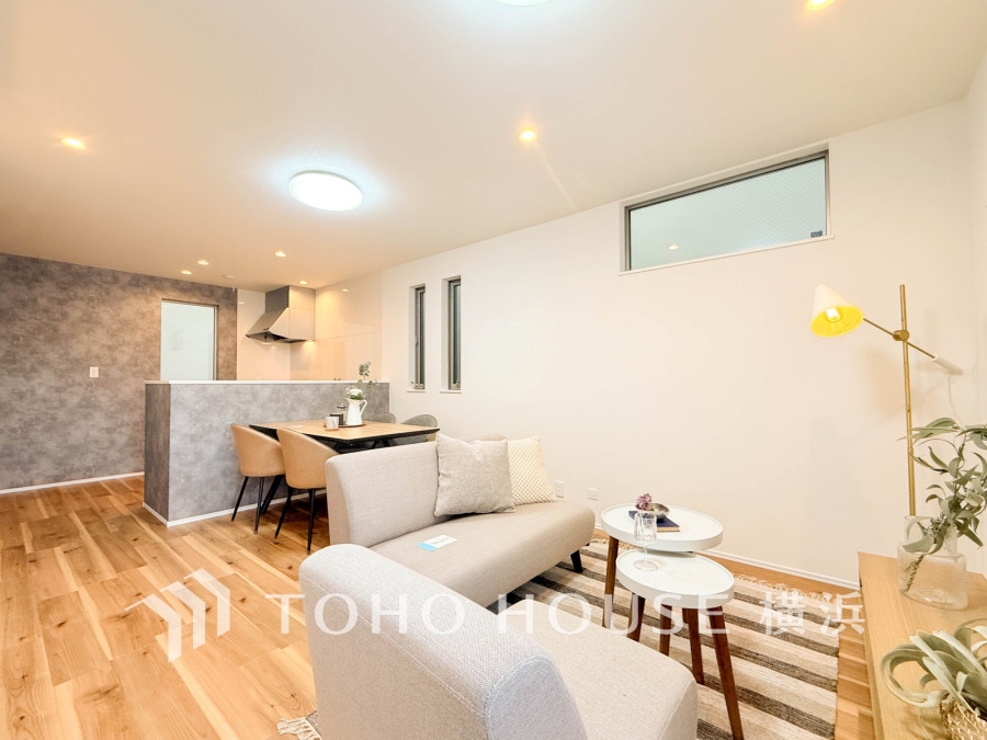 穏やかな時間の流れを楽しみ、寛ぎと笑顔が溢れるリビング。会話を楽しみ、ご家族の何気ない日常にいつもあたたかな幸せの花を添えます。