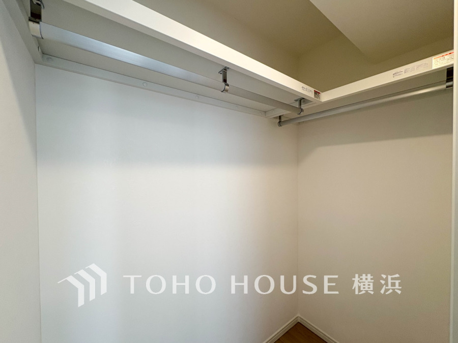 ウォークインクローゼット（＝WIC）は家族みんなの衣類が収納できるよう広めに設計。見やすく取り出しやすい、機能的で使い勝手のよい収納スペースです。