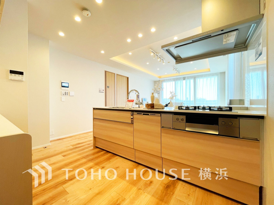 機能性とデザイン性にすぐれた美しいキッチンは、家族との対話を楽しめる対面タイプ。インテリア性も高い大型カップボードが配置されており、効率的な家事動線と豊かな収納力が備えられています。 