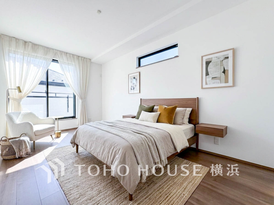 穏やかな風と陽光を導き、プライバシーに配慮された設計プランを採用し、居住性を一段と心地よいものにしています。明るく開放的な空間を演出しております。（装飾品はAI加工です）