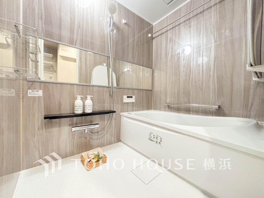 快適な使い心地とゆとりある空間が1日の疲れを解きほぐすバスルーム。空間も浴槽もゆったりのびのび使えるゆとり設計。広く感じるゆとり設計で快適なリラックスタイムを過ごせます。