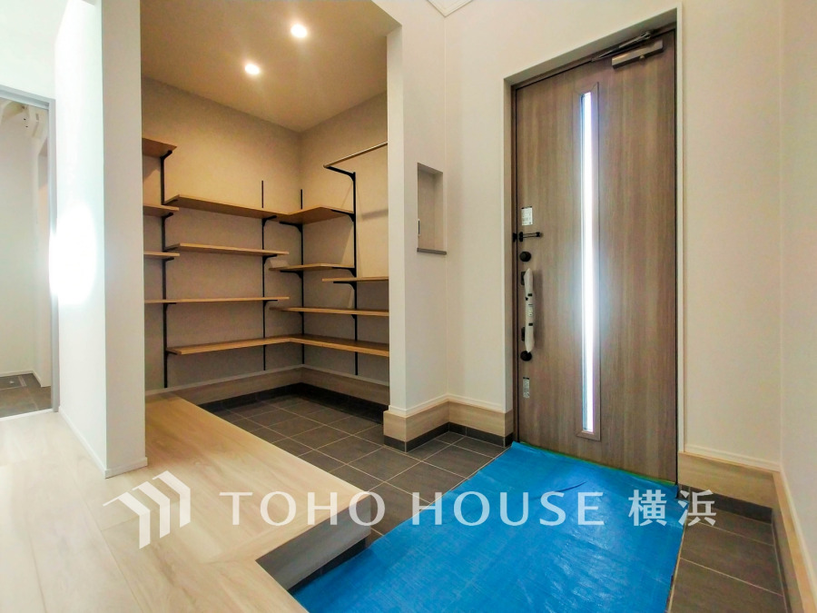 収納力の豊富なシューズインクローゼットを設置したゆとりある玄関空間。