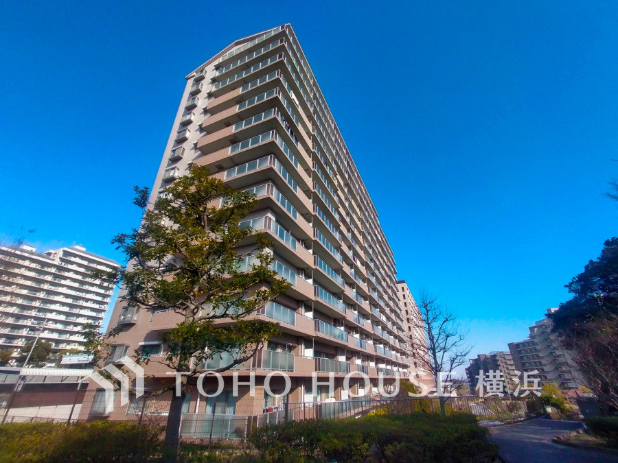 整備された美しいニュータウンに佇むマンションです。