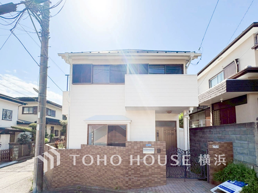 穏やかな風と陽光を導き、プライバシーに配慮された設計プランを採用し、居住性を一段と心地よいものにしています。周辺環境とのコラボレーションにより明るく開放的な空間を演出。