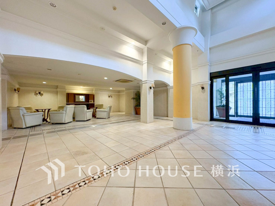 エントランスは毎日の行き帰りで使う大事な空間です。明るい基調で華やかなデザインなので、毎日も気持ちよく、またご友人なども素敵に迎え入れられます。