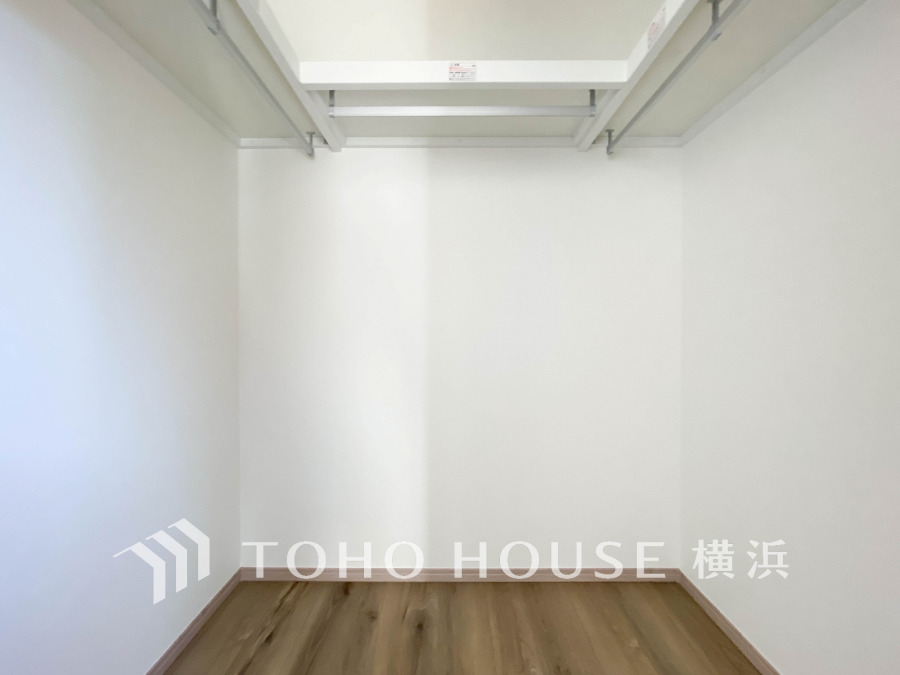 ひと目で収納物を確認できるウォークインクローゼットは、ゆとりの広さを備えた大型収納。数多くの衣類に加え、足元には引出しや衣装箱、シューズボックスなども収納することができます。
