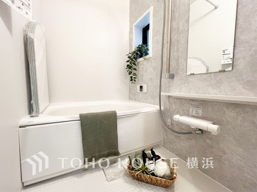 1日の疲れを取り心身を癒すことができる住まいの中のリラクゼーション空間、バスルーム。心からゆったりと寛いでいただけるよう、柔らかな色合いで仕上げています。